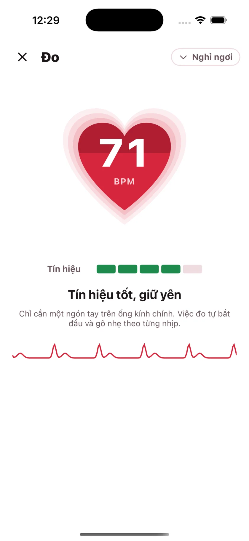 Taking a reading in HeartGlance: a large red heart filling from the bottom with 68 BPM inside it, a signal strength meter, and a live pulse trace.